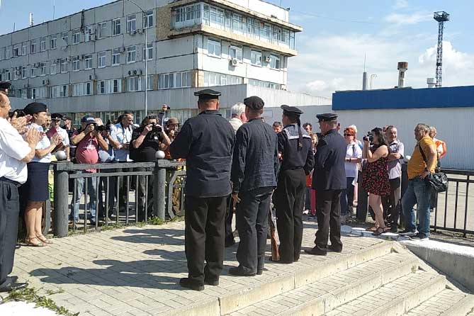матросы бронекатера БК-73 в порту