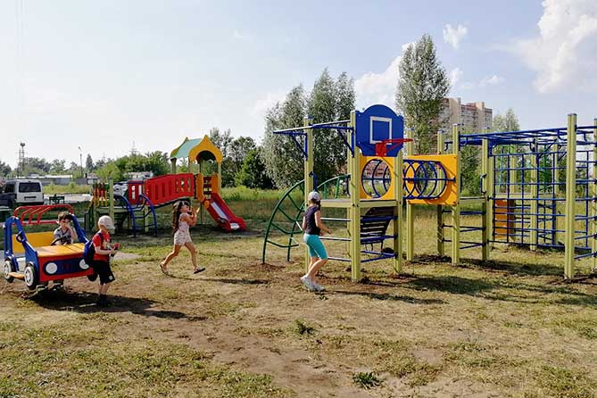 дети играют на детской площадке на улице Калмыцкой