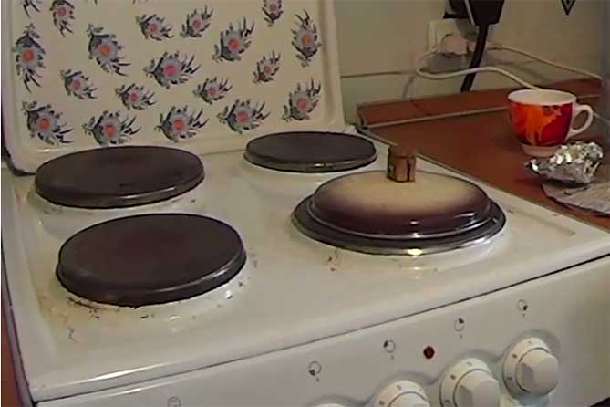 электрическая плита на кухне