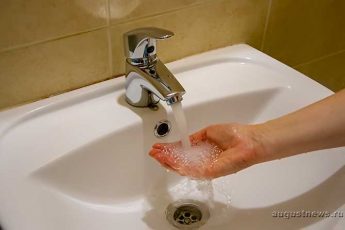 мыть руки под краном