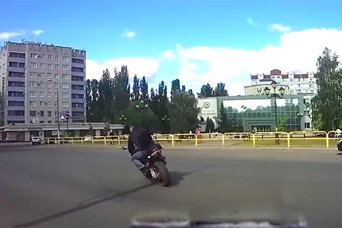 мужчина едет на мотоцикле