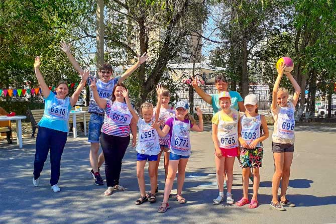 дети и взрослые на мероприятии в парке Комсомольского района