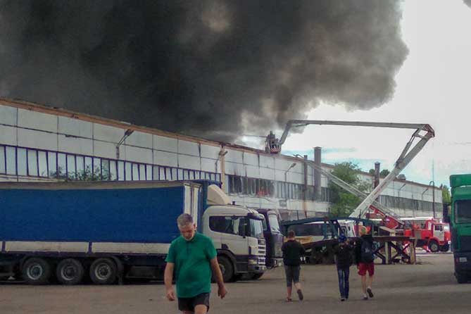 черный дым над зданием на Южном шоссе 122