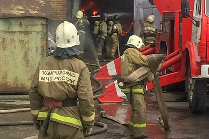пожарные тушат возгорание на Южном шоссе 122