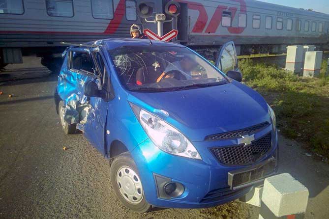 автомобиль попал под поезд в тольятти