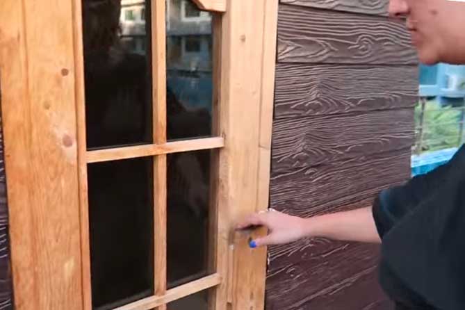 девушка открывает дверь