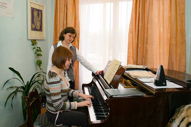 студентка консерватории играет на фортепиано