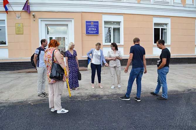 общественный контроль на дороге возле здания Думы