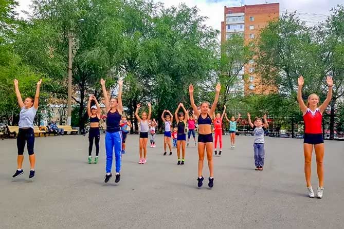 спортивная тренировка в парке Комсомольского района