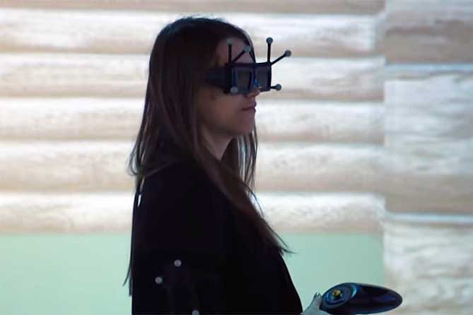 девушка в очках виртуальной реальности