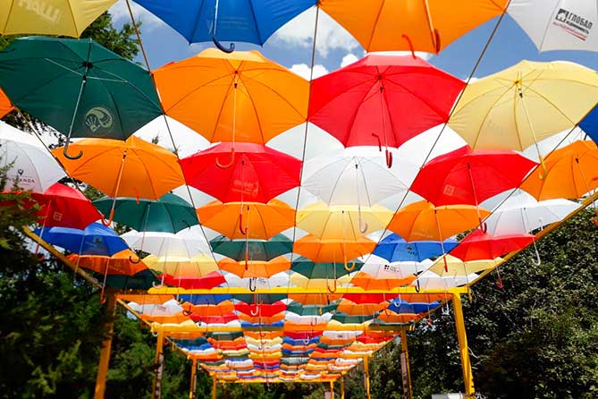 аллея парящих зонтиков в Фанни-парке летом