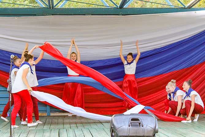 творческий коллектив выступает на День российского флага