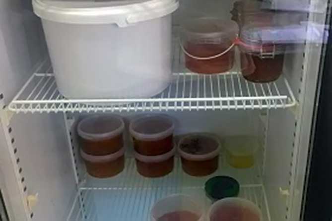 в холодильнике стоит красная икра