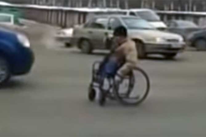 ивалид на коляске на дороге