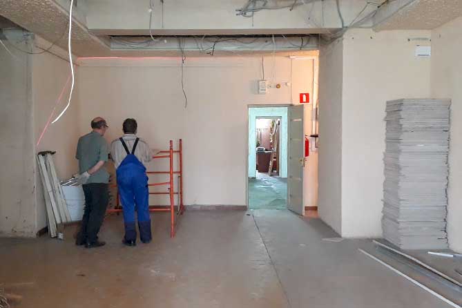 рабочие делают ремонт в здании музея
