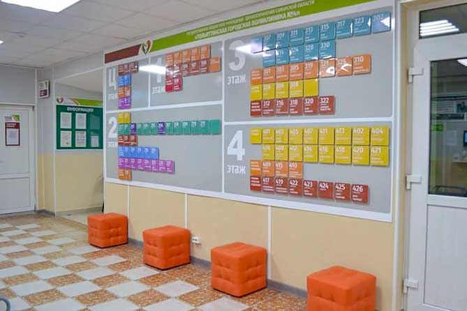 Информационный стенд в холле Поликлиники №4 в Комсомольском районе