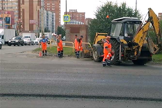 рабочие проводят ремонт на дороге