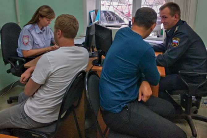 сотрудники полиции водители транспортных средств проверяют долги у автовладельцев