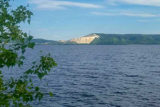 Куйбышевское водохранилище и Жигулевские горы летом
