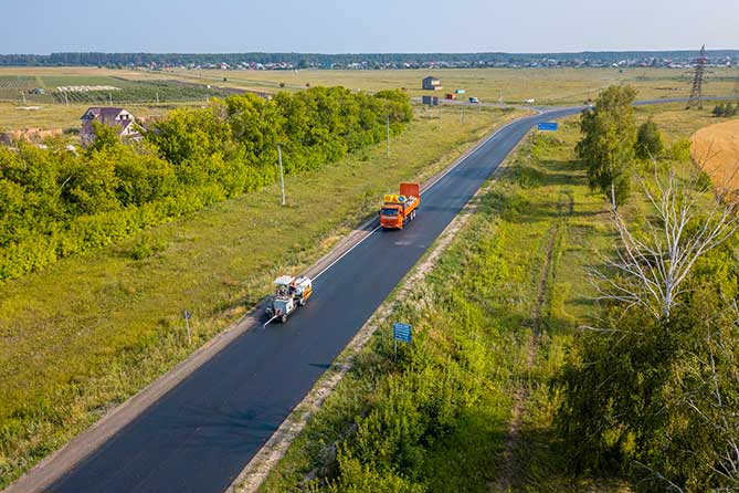 Нанесение разметки на новое дорожное покрытие трассы Тольятти-Узюково