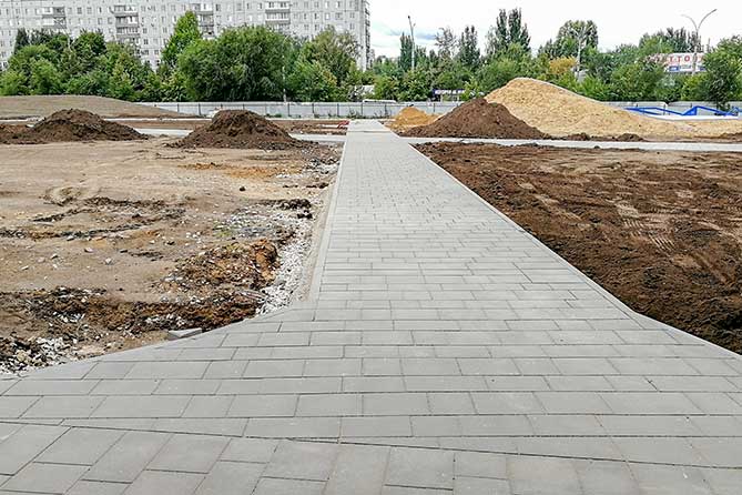 строящаяся дорожка в сквере в честь 50-летия АВТОВАЗа