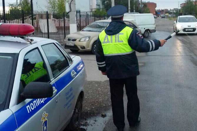сотрудник ДПС останавливает машину в Ставропольском районе