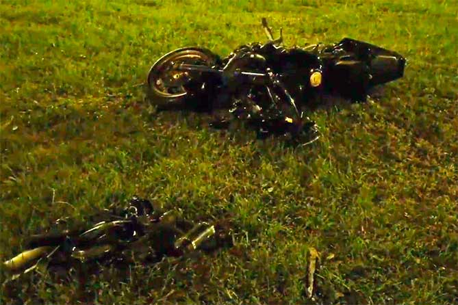 разбитый мотоцикл
