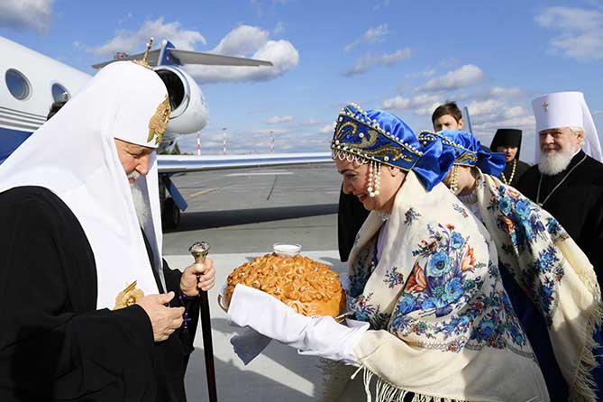 патриарха Кирилла встречают хлебом-солью