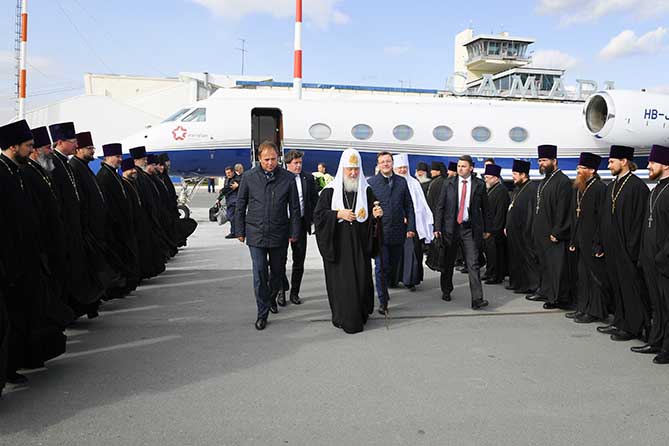 патриарх Кирилл возле самолета