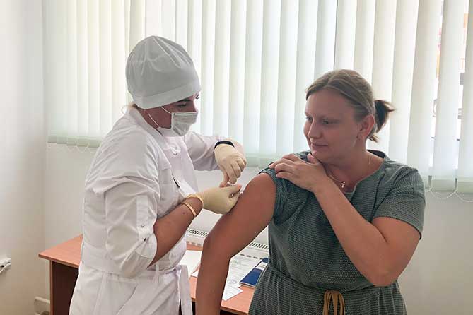 медсестра делает прививку женщине