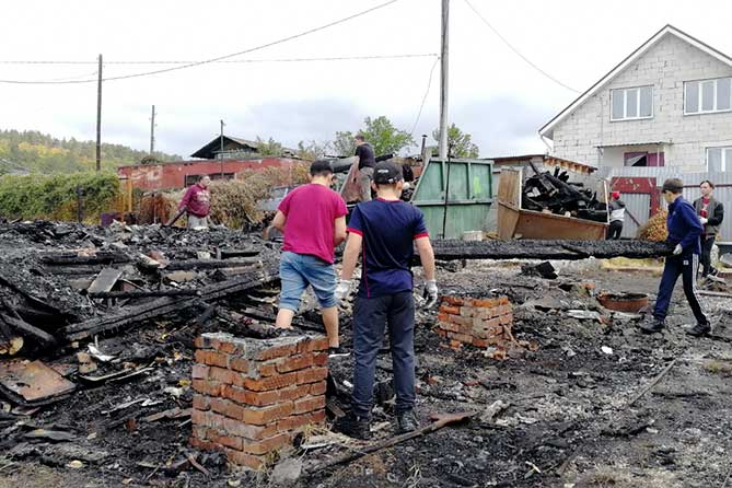 уборка остатков сгоревшего дома