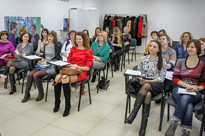 молодые женщины на обучении ведению бизнеса
