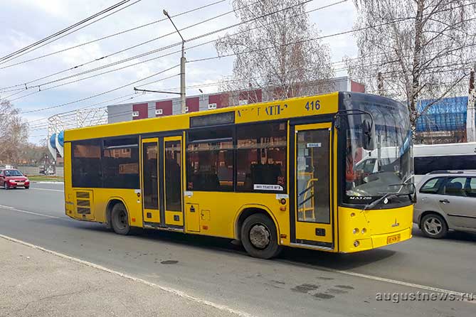 автобус 13 маршрута едет по улице Родины