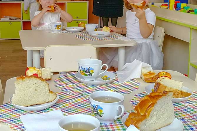 дети едят пирог в детсаду "Яблонька"