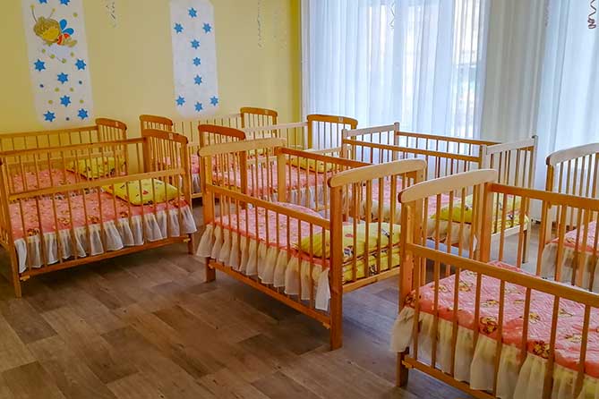 спальня с кроватками для малышей в детсаду "Яблонька"