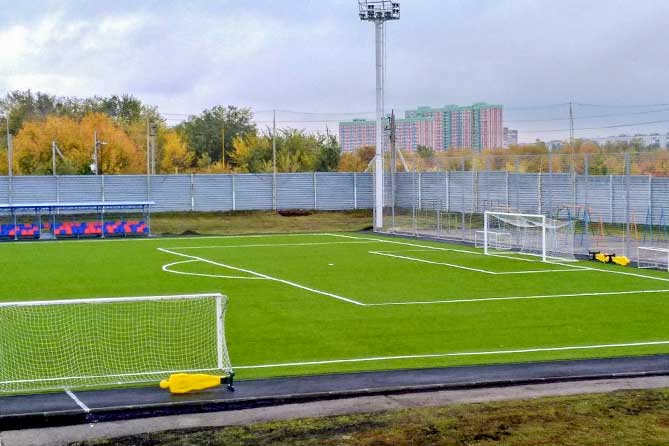 новый газон на футбольном поле в акдемии имени Коноплева