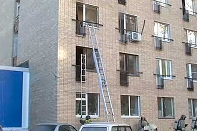пожарные установили лестницу