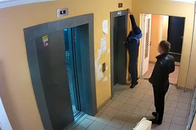 мужчина около лифта