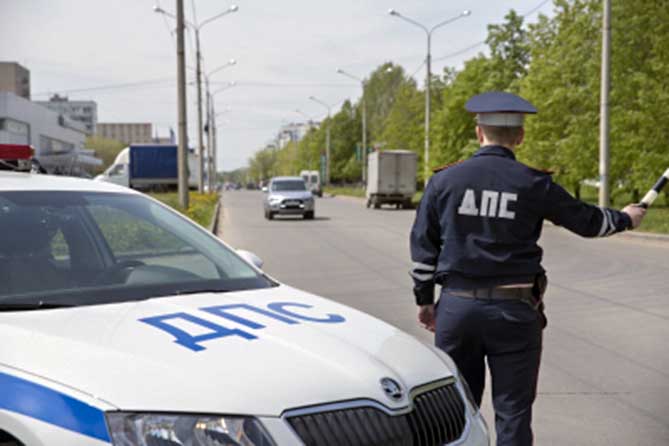 сотрудник дпс останавливает автомобиль
