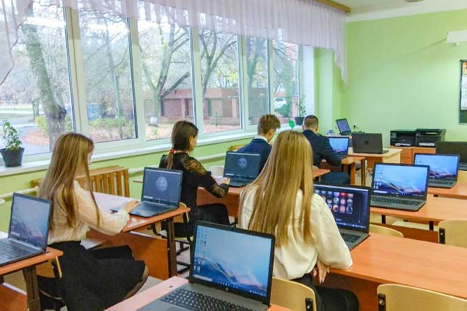 ученики сидят за компьютерами в классе