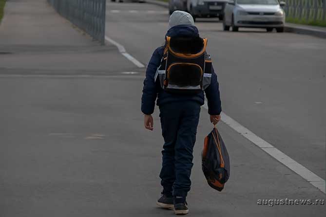 ученик идет в школу
