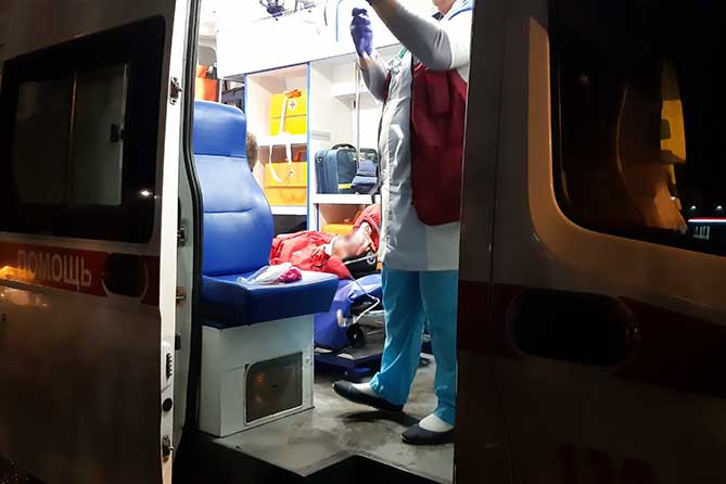 Фото внутри скорой помощи от лица пациента ночью