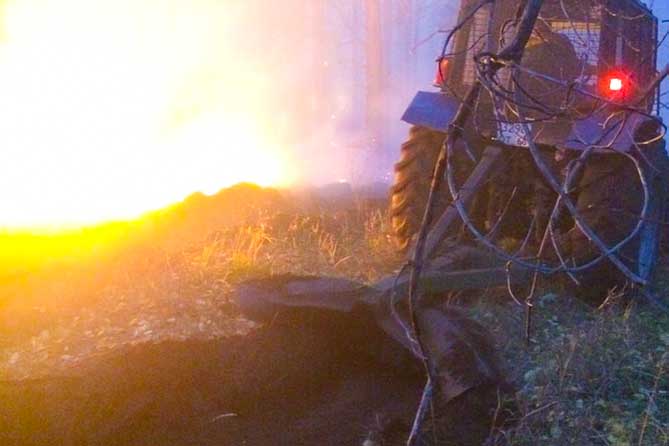 трактор проводит опашку в лесу тольятти