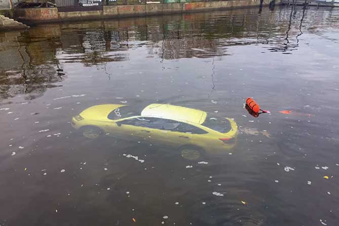 утонувший в Волге автомобиль "Лада Гранта"