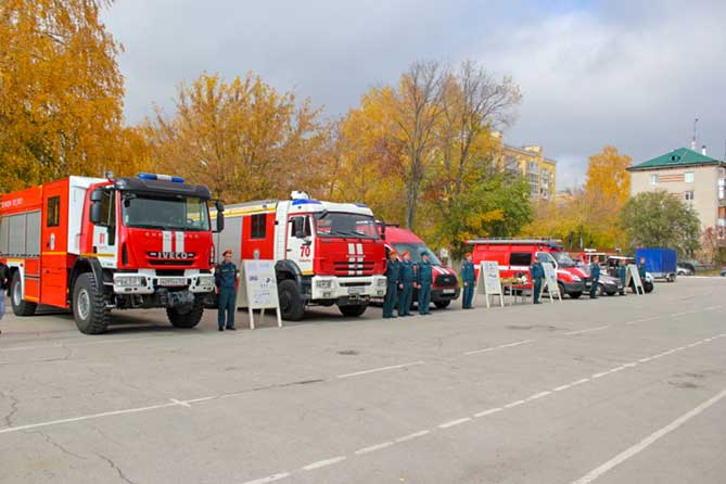 пожарные машины на площади тгу