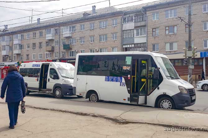 два микроавтобуса на остановке "магазин Светлана"