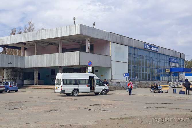 междугородний микроавтобус стоит возле Центрального автовокзала