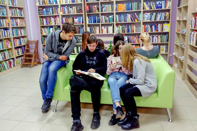 молодые люди читают книги в библиотеке на Голосова 20