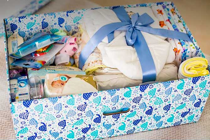 подарок новорожденному в коробке