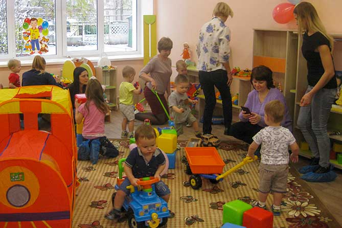 дети играют в детском саде